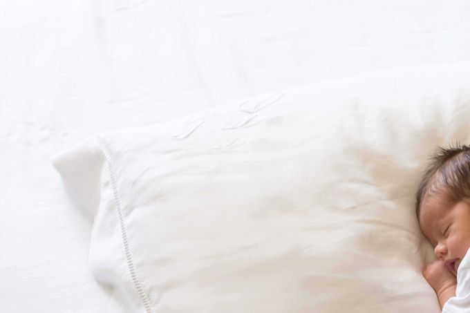 Séance naissance à domicile en lumière naturelle, sobriété et élégance dans le respect de la physiologie de vos bébés